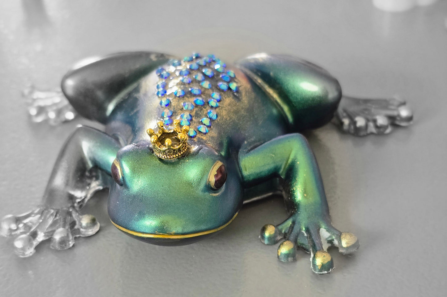 Frog Chic green and gold