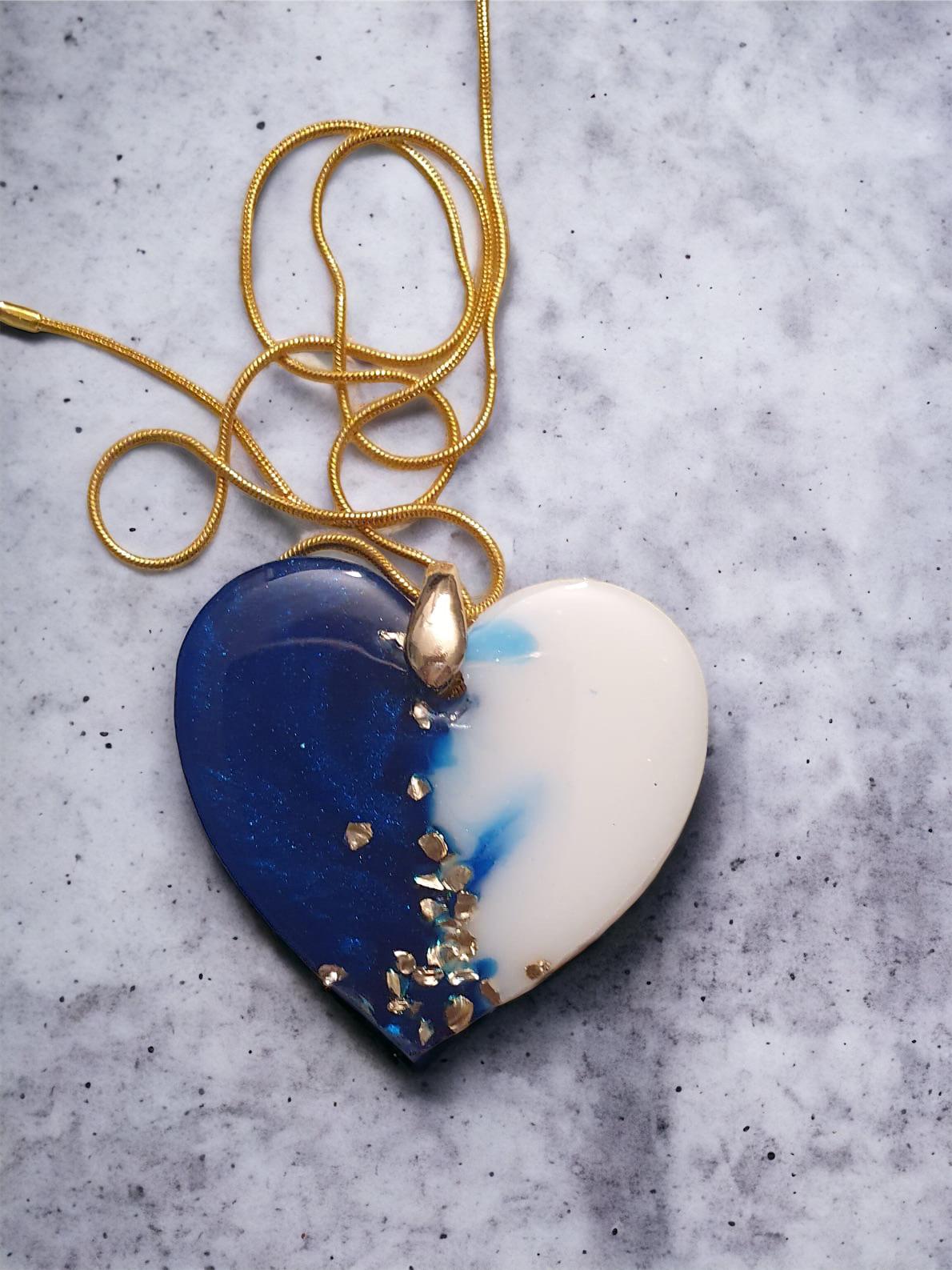 Pendant lightning blue and white heart with gold