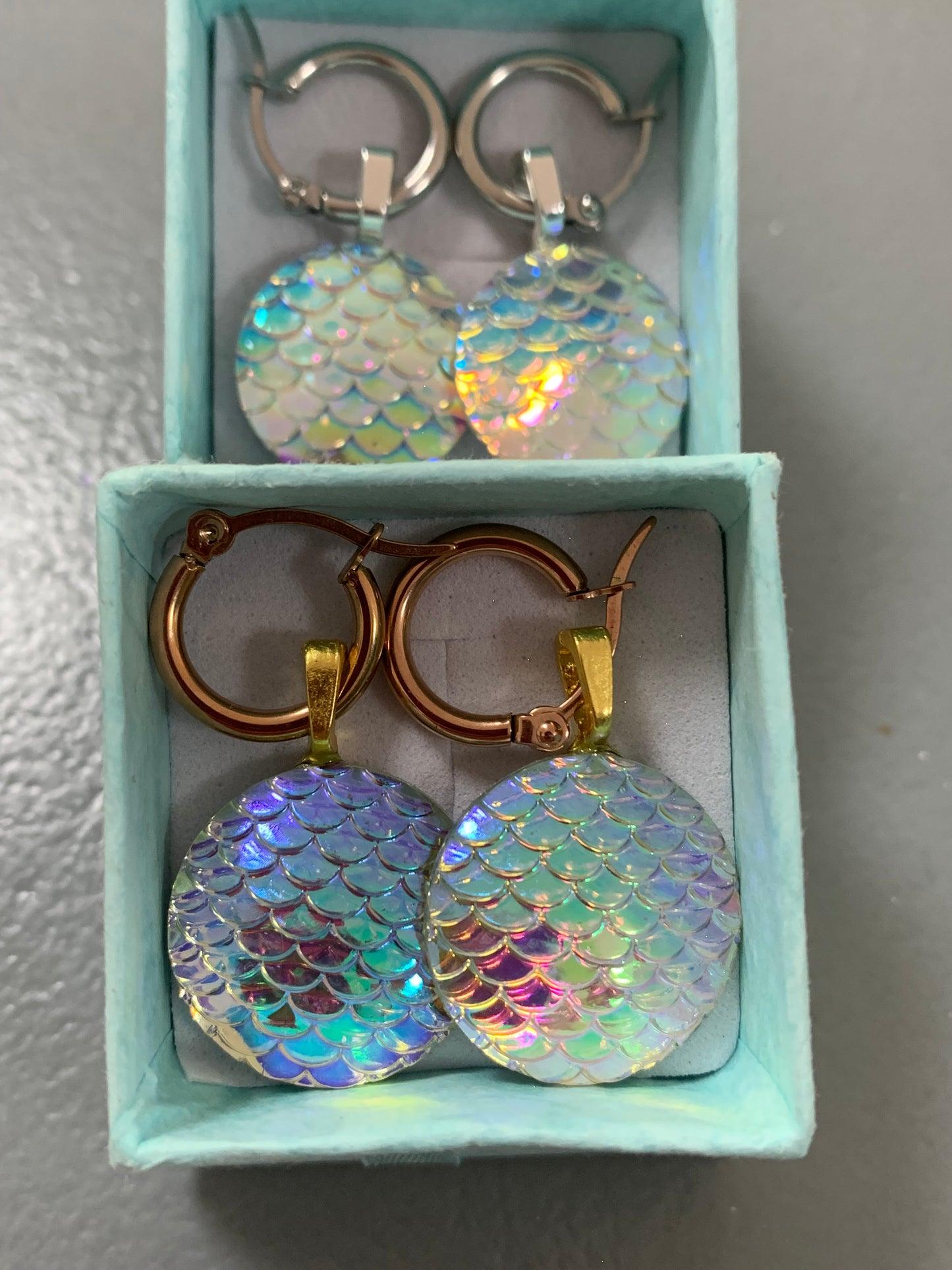 Earrings colour changing