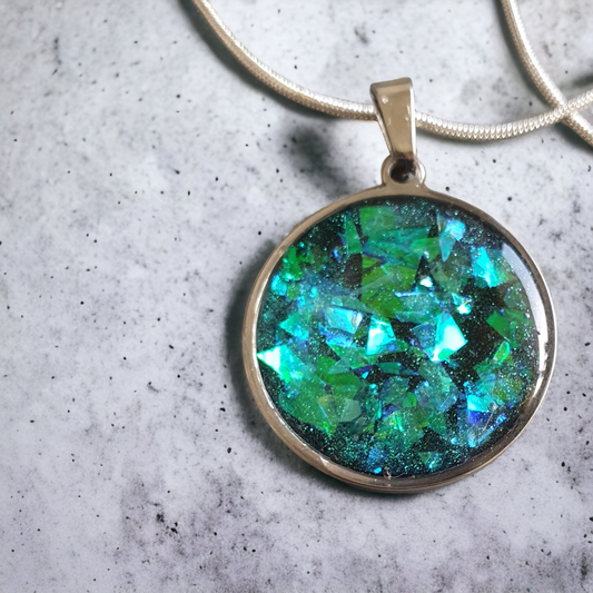 Pendant cabachon opal turquise and green looking in silver