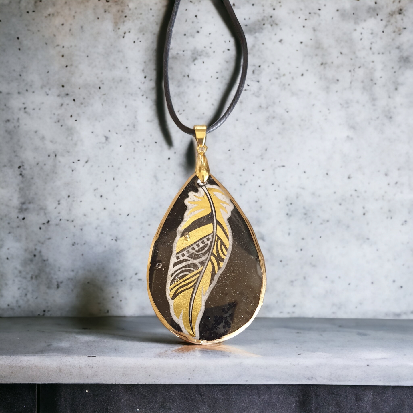 Pendant feather black and gold