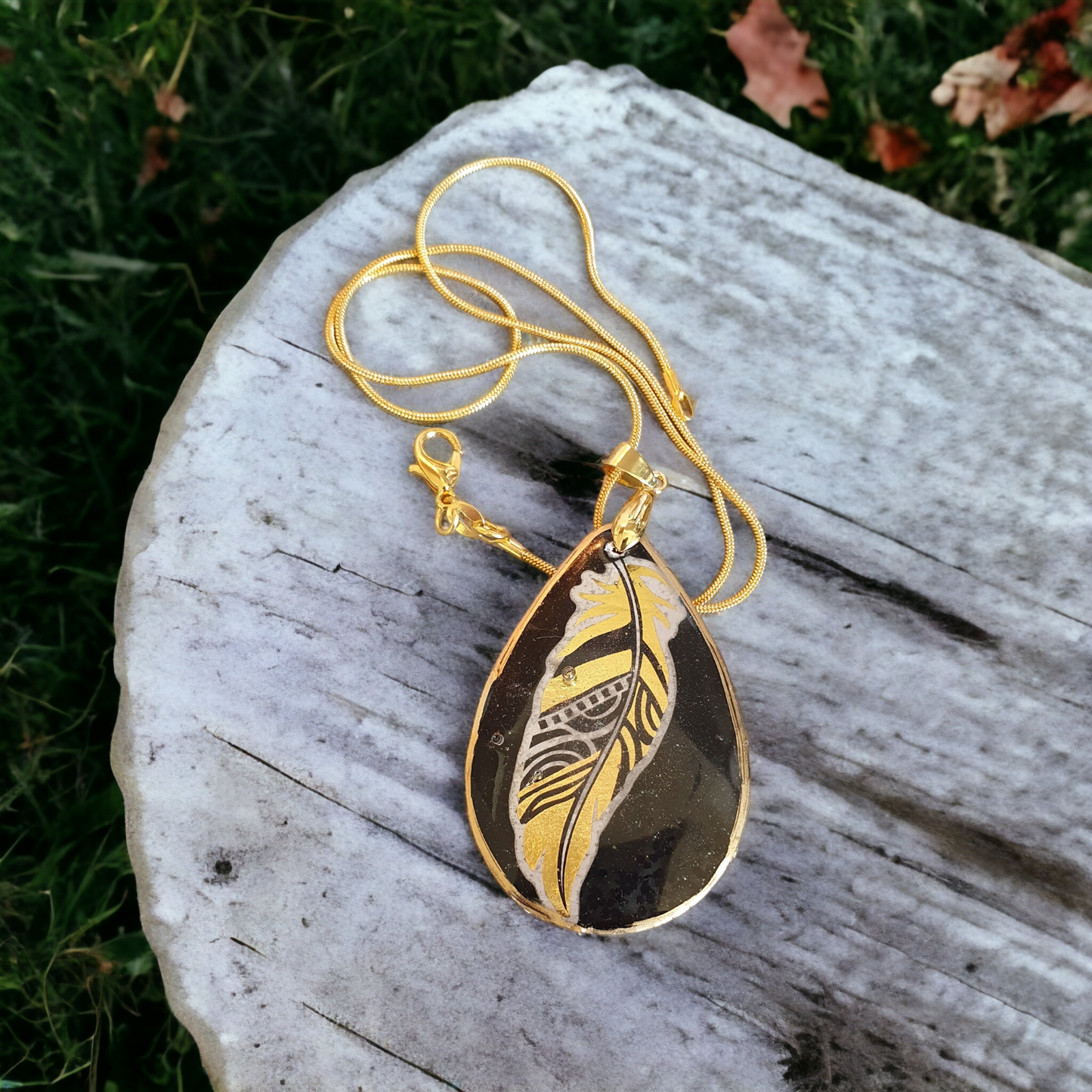 Pendant feather black and gold