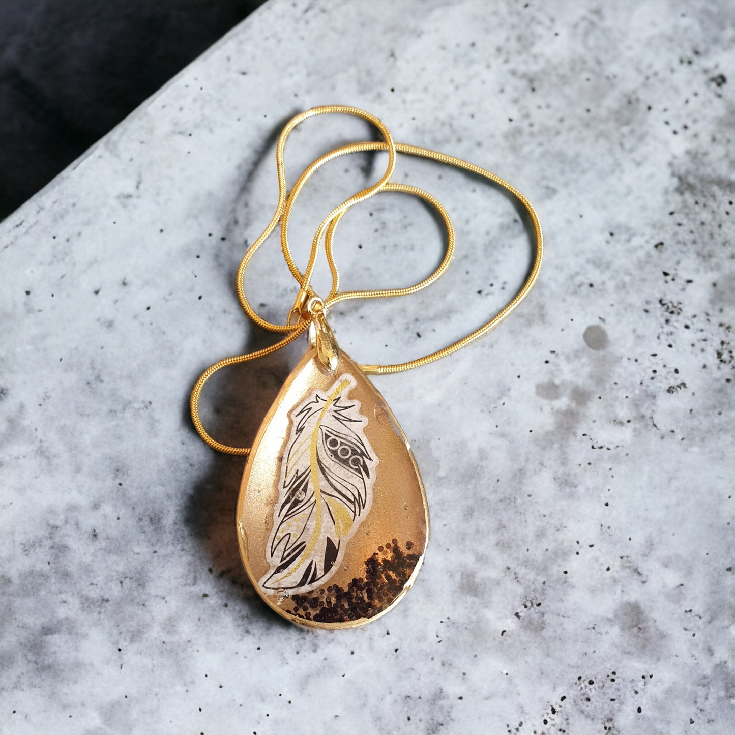 Pendant feather gold