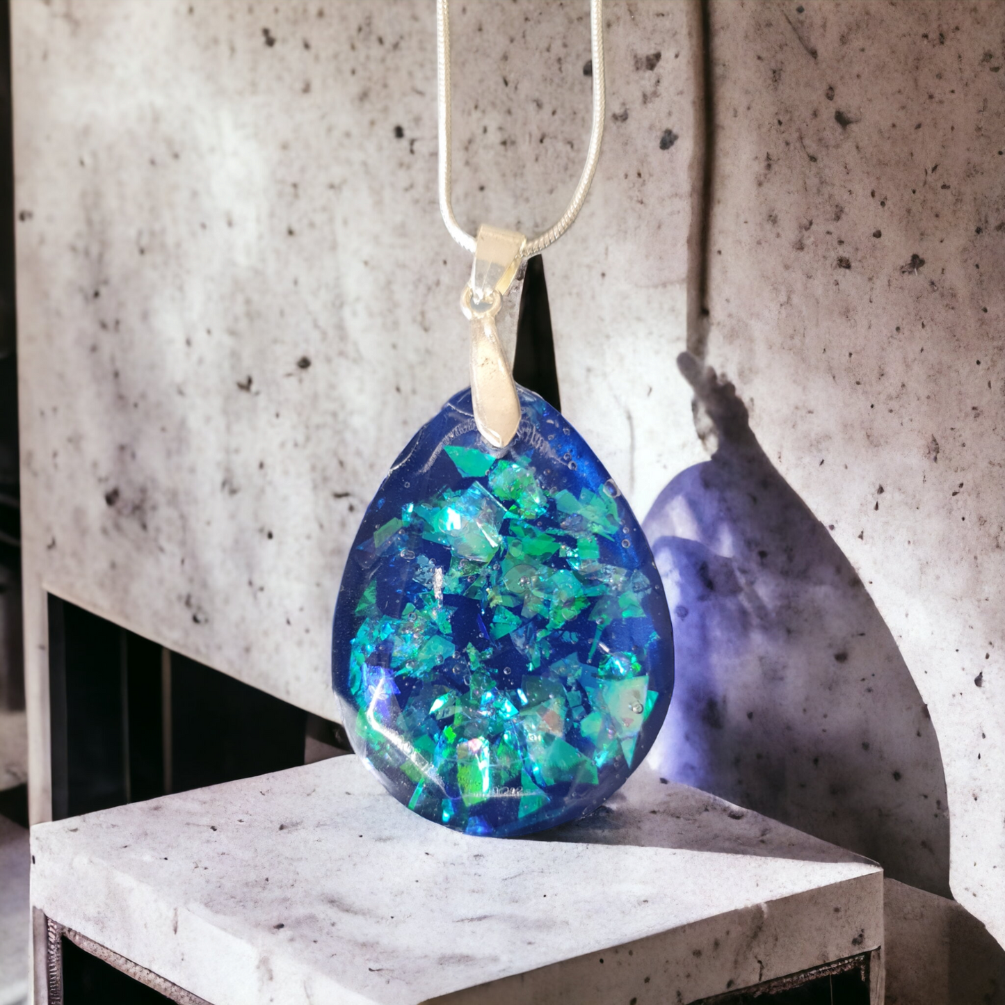 Pendant sparkling blue green