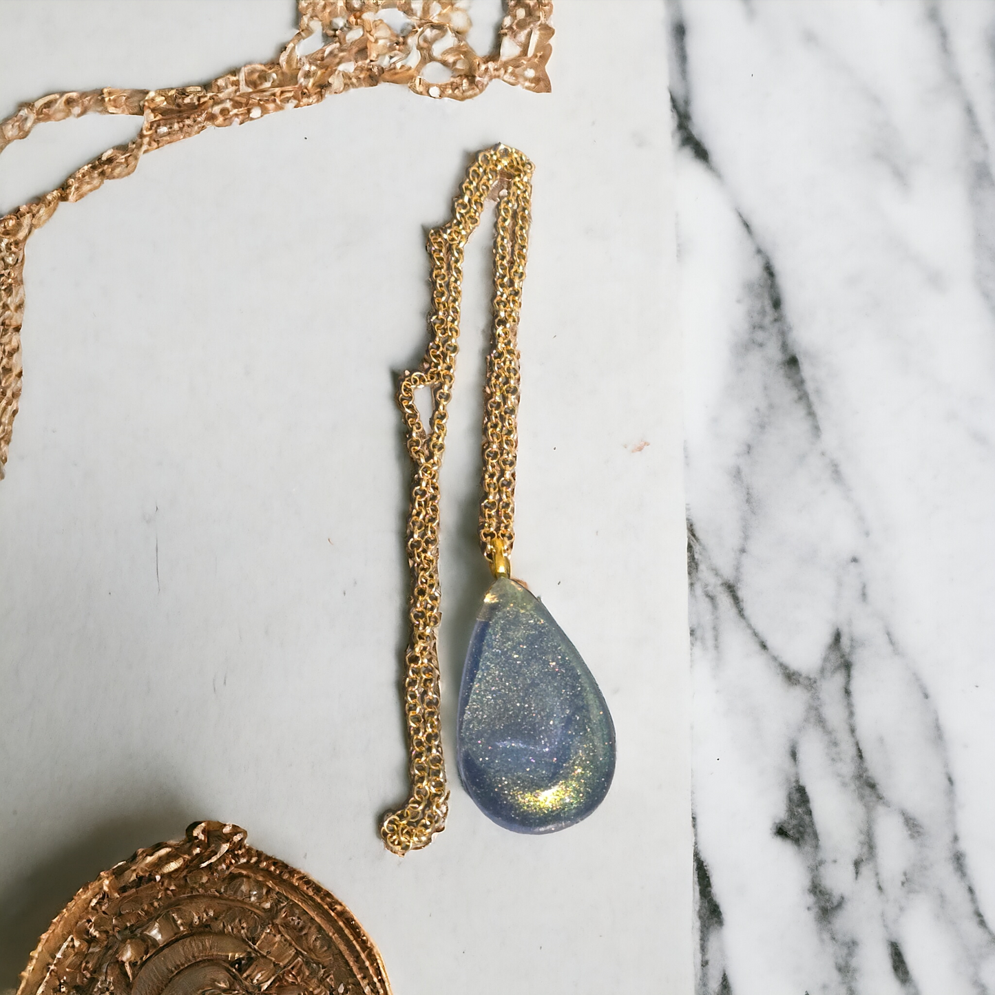 Pendant gold blue