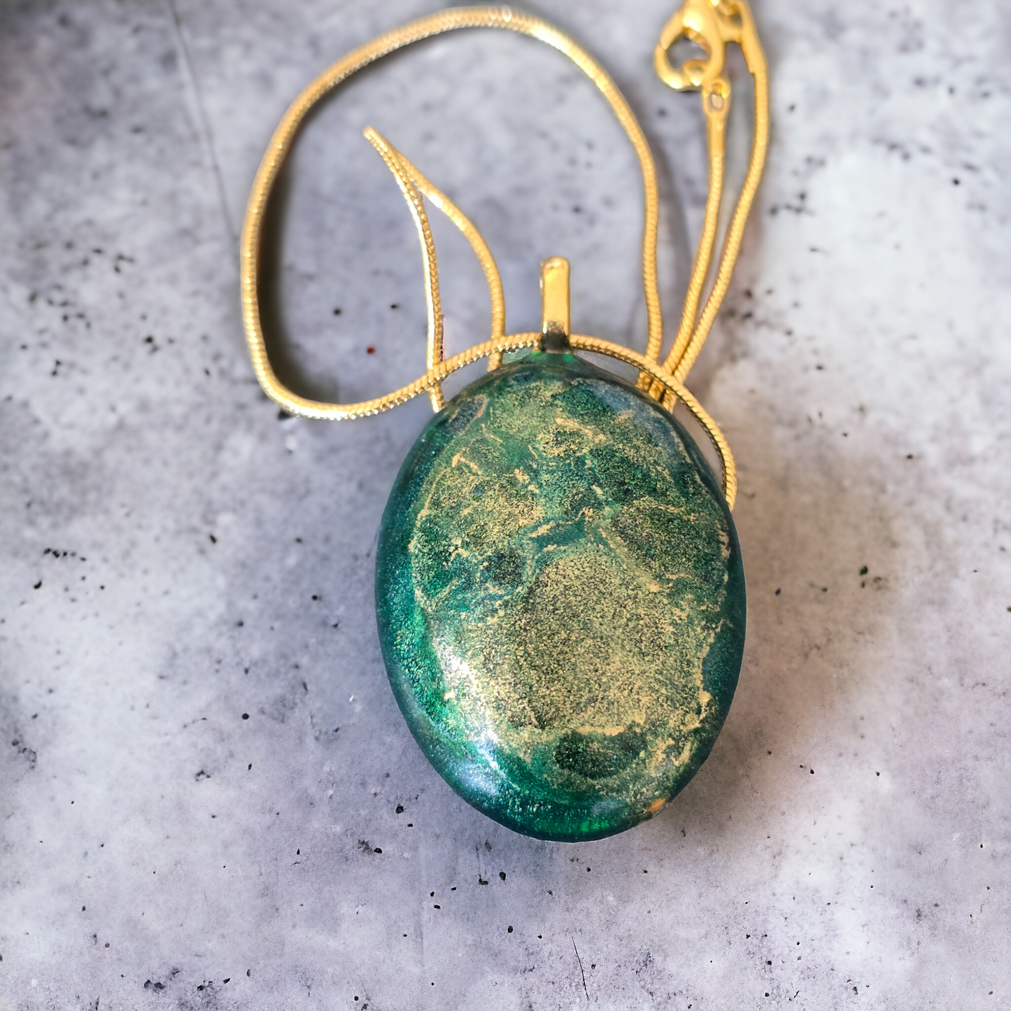 Pendant Emerald Oasis, green and gold oval