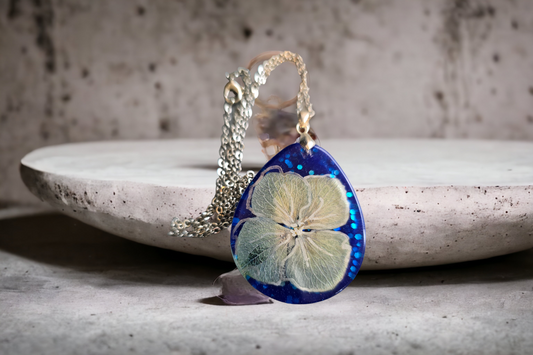 Pendant blue glitter with hydrangea flower