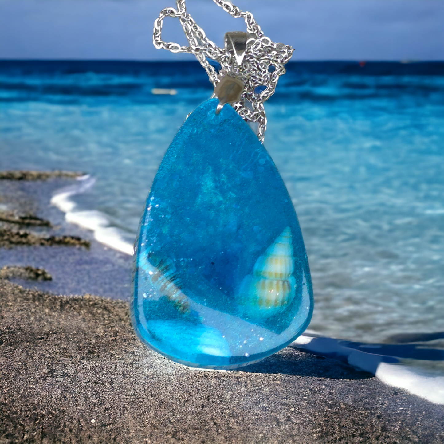 Pendant turquoise with seashells