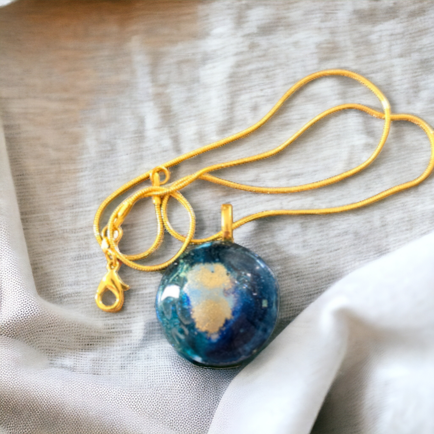 Pendant round blue and gold