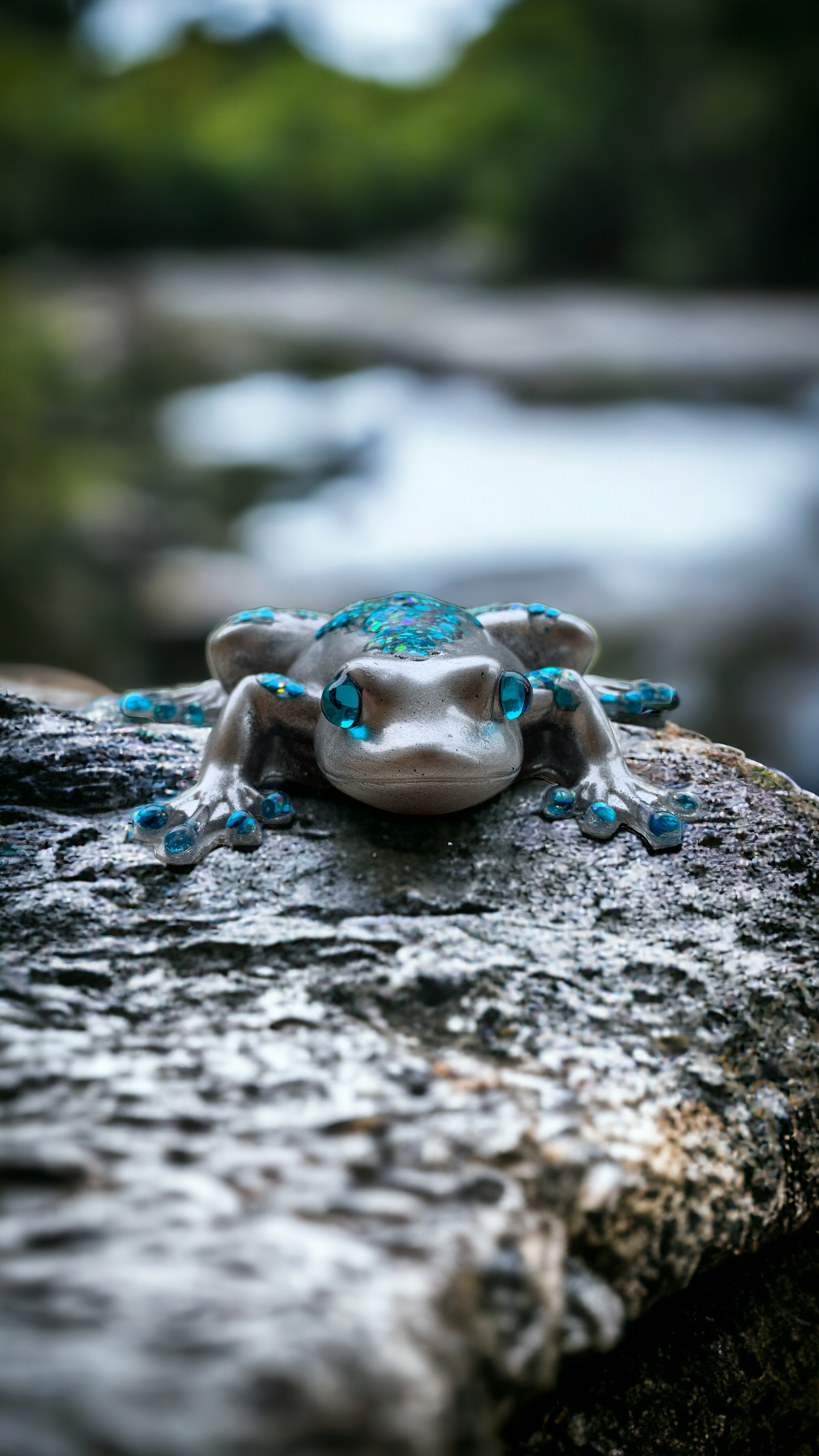 Chic Silver Frog with blue accent